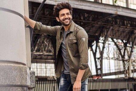 Kartik Aaryan Kisses his Fan Girl Video