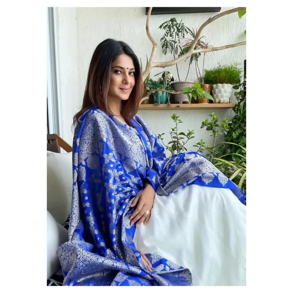 Jennifer Winget in white salwar kurti and blue embroidery dupatta