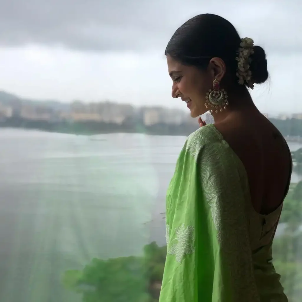 Jennifer Winget smile in ethnic green saree