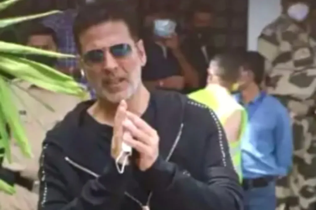 Akshay Kumar jets off to London with family for shoot after mother’s tragic death; Watch Video