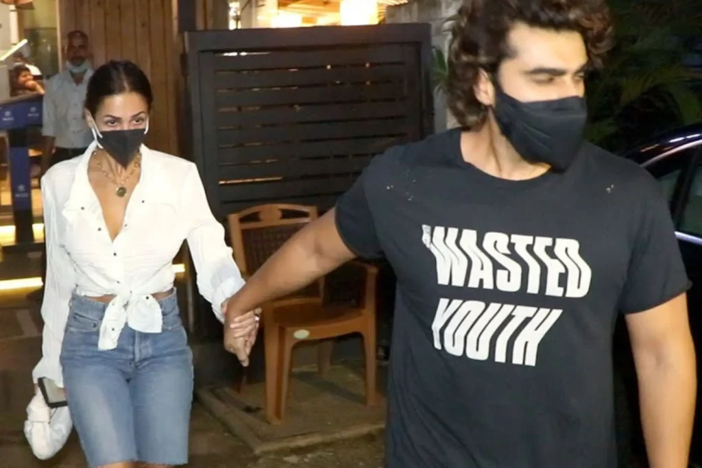 VIDEO: Arjun Kapoor and Malaika Arora Walk Hand-in-Hand After Dinner Date