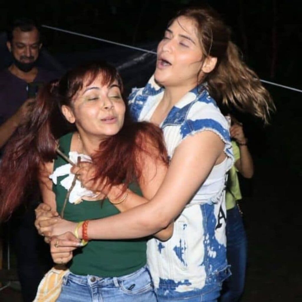 Devoleena Bhattacharjee and Arti Singh funny hug