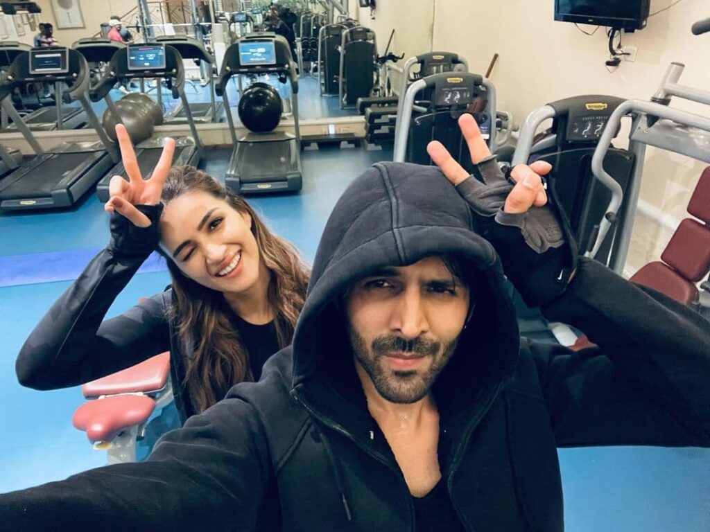 Kriti Sanon and Kartik Aaryan Cute Selfie