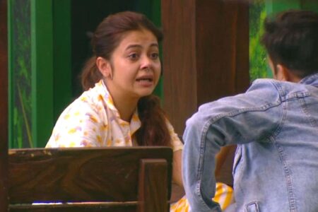 Devoleena Bhattacharjee Breaks Down Looking At Her Past in Bigg Boss 15