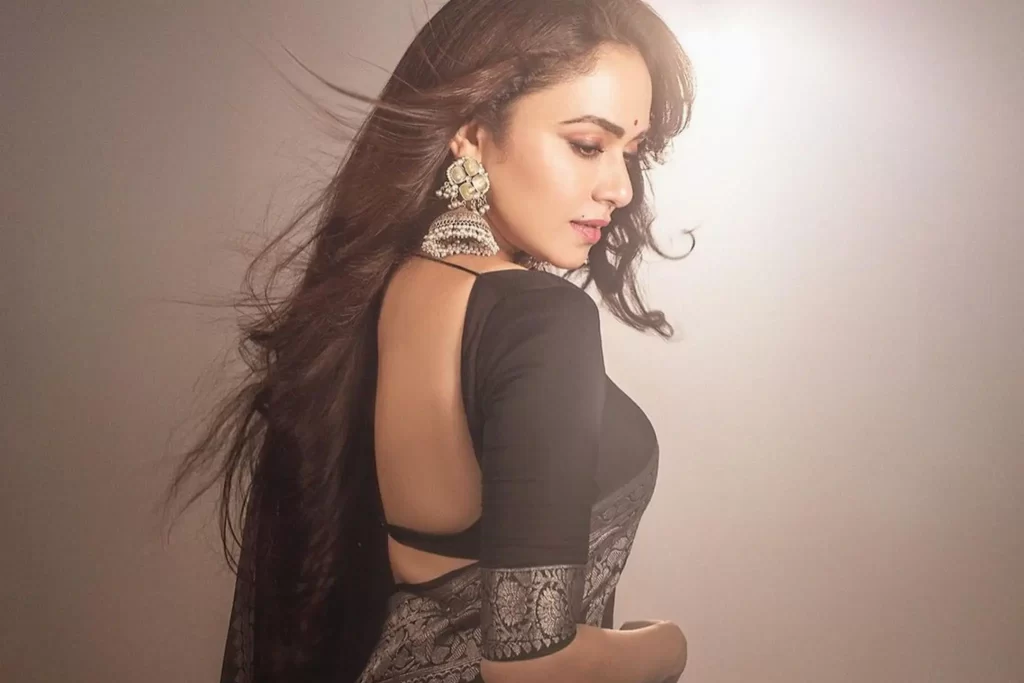 Chandramukhi Actress Amruta Khanvilkar Makes Heads Turn In A Beautiful Black Saree