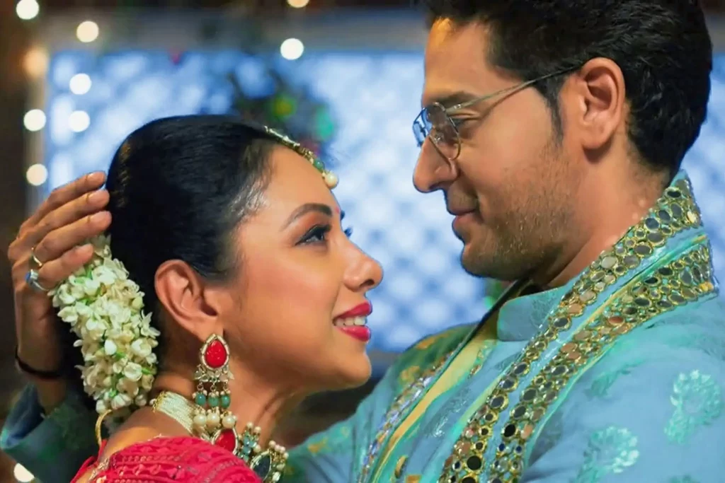 MaAn Fans Cant Keep Calm As Anuj Kapadia Kisses Anupama On Her Forehead After They Get Engaged