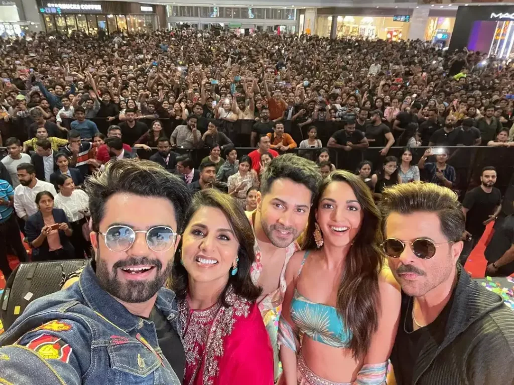 Maniesh Paul WITH vARUN dHAWAN, kIARA aDVANI, Neetu Kapoor and Anil Kapoor during JugJugg Jeeyo promotions